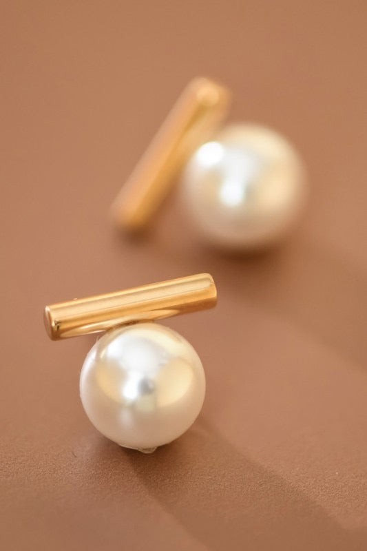 Elle Pearl Bar Studs