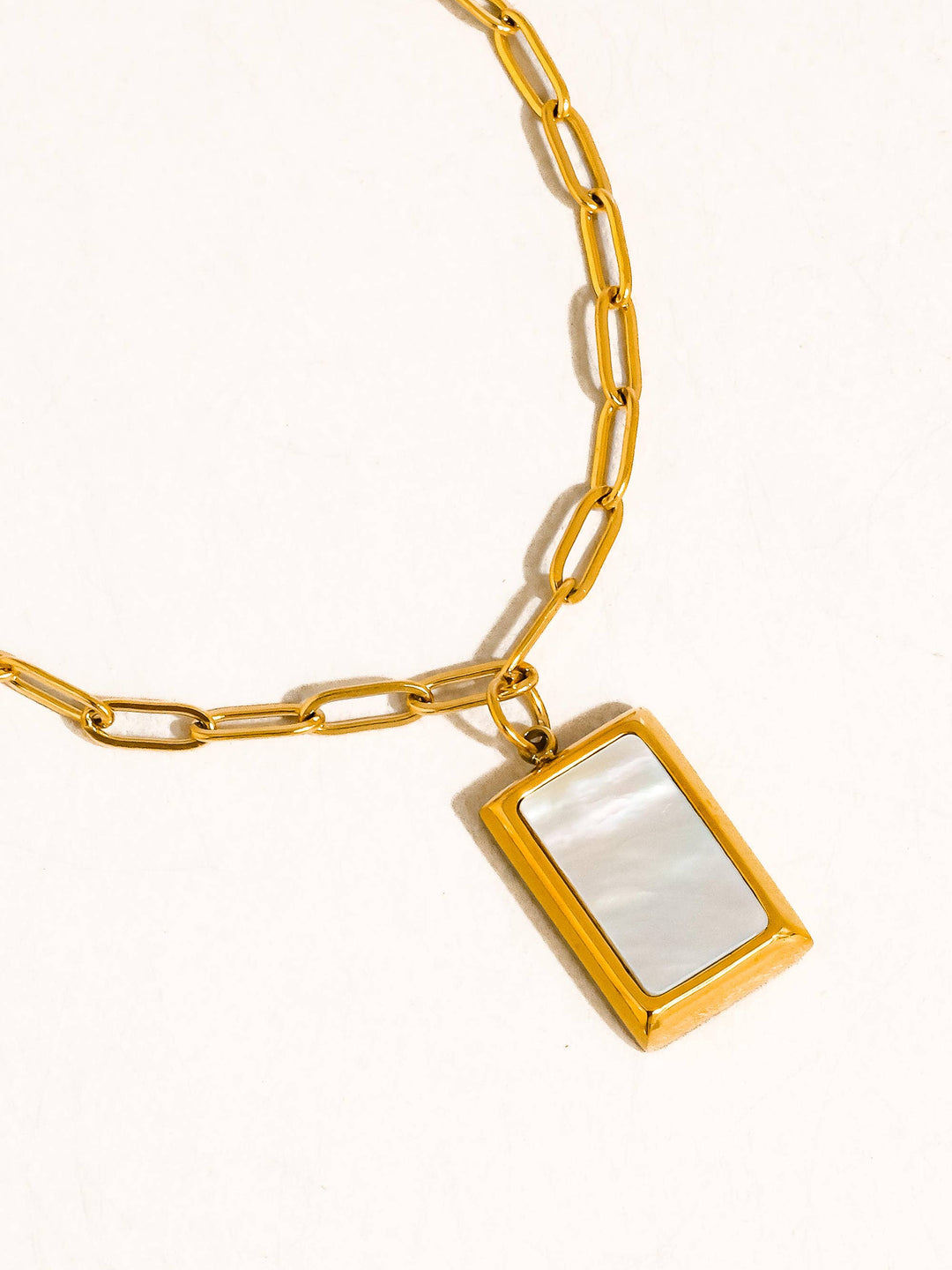 Versa Seashell Pendant Necklace