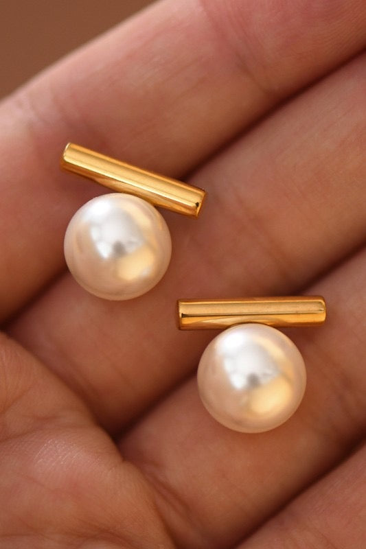Elle Pearl Bar Studs