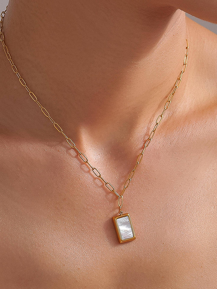 Versa Seashell Pendant Necklace