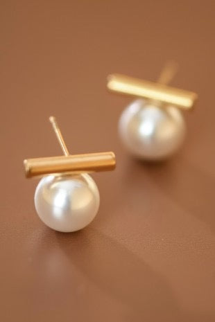 Elle Pearl Bar Studs
