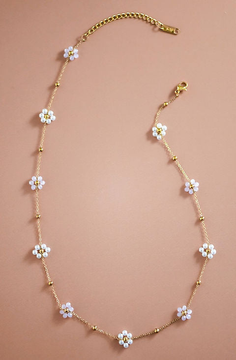 Dainty Daisy Necklace